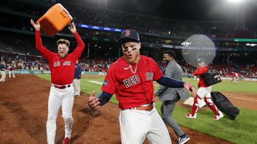 Christian Arroyo junto a su compañero de los Medias Rojas de Boston Alex Verdugo después del walk-off hit de Verdugo en la novena en el duelo ante los Azulejos de Toronto el lunes 1 de mayo del 2023. (AP Foto/Michael Dwyer)