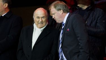 americateve | El presidente de la FIFA, Joseph Blatter, izquierda, habla con el presidente de la federaci&oacute;n de Noruega, Yngve Hallen, en un partido por eliminatorias de la Eurocopa el lunes, 13 de octubre de 2014, en Oslo. (AP Photo / Vegard Wivestad Groett, NTB