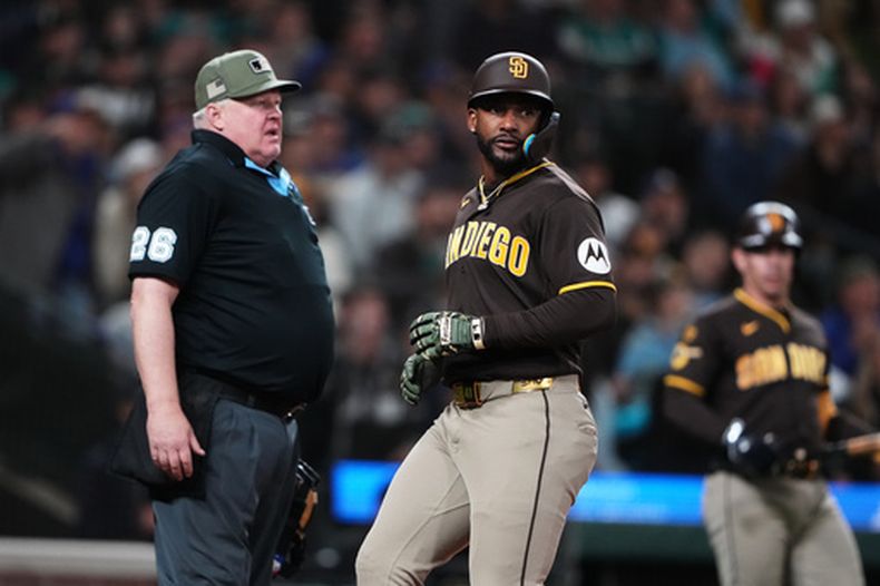 El dominicano Miguel Andújar, de los Padres de San Diego, anota ante los Marineros de Seattle en el duelo del viernes 15 de mayo de 2026 (AP Foto/Lindsey Wasson)
