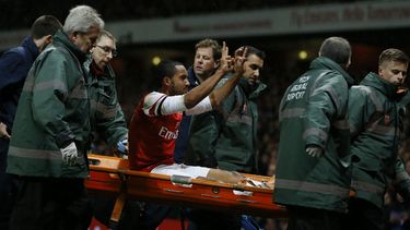 americateve | Theo Walcott del Arsenal saluda a la afici&oacute;n tras salir de la cancha en camilla en el partido contra Tottenham por la Copa de la FA el s&aacute;bado 4 de enero de 2014. (AP Foto/Kirsty Wigglesworth)