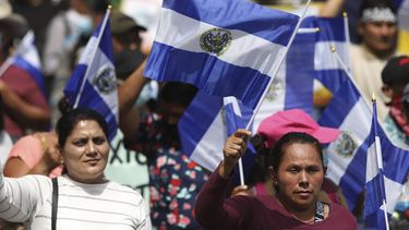 Salvadoreños celebran independencia y marchan contra Bukele