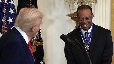 El presidente Donald Trump habla con Tiger Woods durante una recepción por el Mes de la Historia Negra en la Casa Blanca, el jueves 20 de febrero de 2025 (Pool via AP)