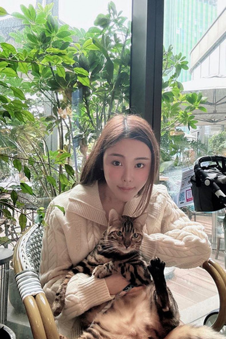 Abby Choi con un gato en Hong Kong el 11 de febrero del 2023. (AP foto)