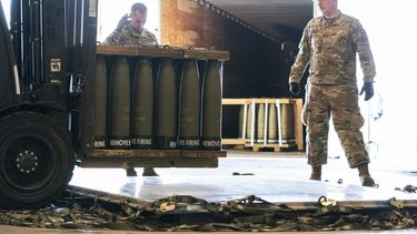 Militares colocan munición de 155 mm en aviones que la llevarán a Ucrania, en la Base Aérea Dover, Delaware, 29 de abril de 2022. (AP Foto/Alex Brandon, Archivo)