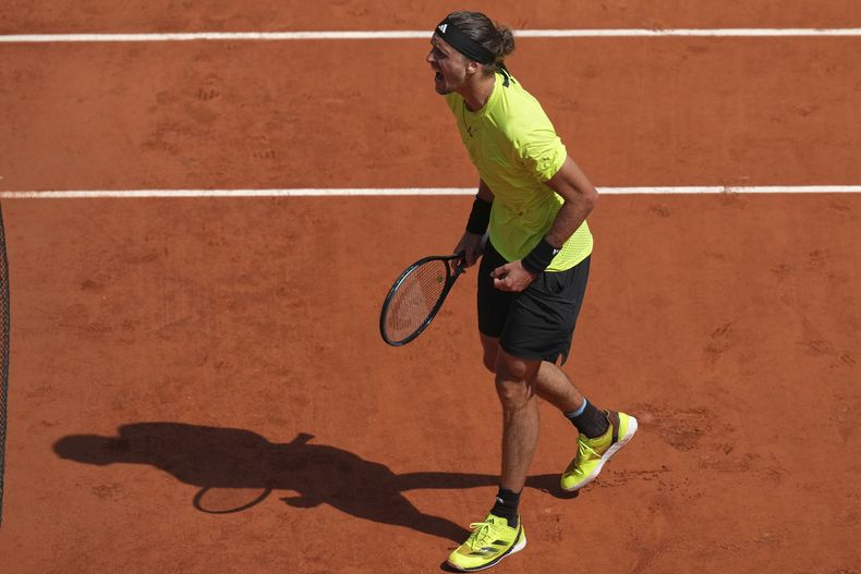 El alemán Alexander Zverev reacciona al ganar un punto en el duelo de tercera ronda ante el italiano Flavio Cobolli en el Abieto de Francia el sábado 31 de mayo del 2025. (AP Foto/Christophe Ena)