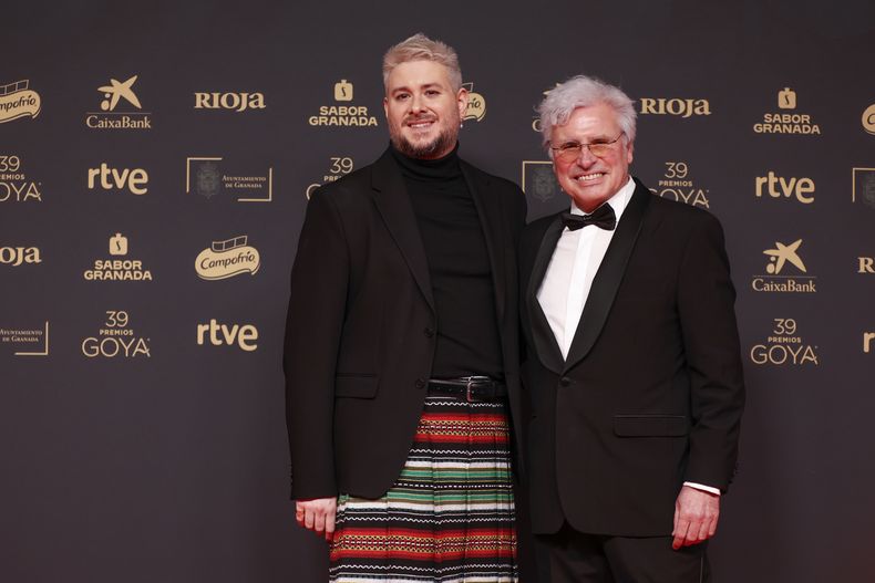 Juan Vicente Castillejo, izquierda, y Alfonso Palazon llegan a la 39ª edición de los Premios Goya en Granada, España, el sábado 8 de febrero de 2025, en Granada. (Foto AP/Fermin Rodriguez)