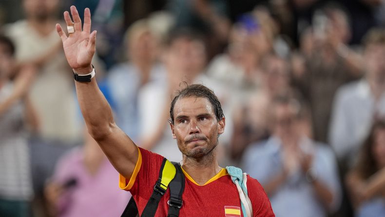 En esta imagen de archivo, el tenista español Rafael Nadal saluda tras el partido de dobles de cuartos de final del torneo olímpico, en el estadio Roland Garros, en París, el 31 de julio de 2024. (AP Foto/Manu Fernandez, archivo)