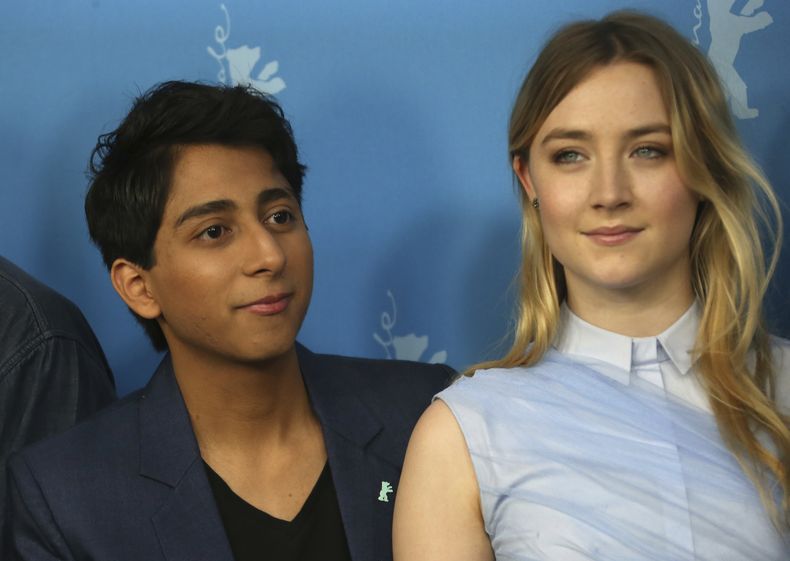 ARCHIVO - Tony Revolori, izquierda, y Saoirse Ronan aparecen en la sesión fotográfica de la película The Grand Budapest Hotel durante la 64ª edición del Festival Internacional de Cine de Berlín el 6 de febrero de 2014. Revolori actúa en la más reciente película de Wes Anderson, Asteroid City. (Foto Joel Ryan/Invision/AP, archivo)