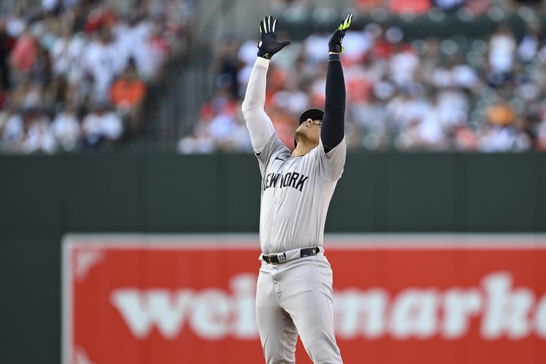 El dominicano Juan Soto, de los Yankees de Nueva York, festeja luego de batear un doblete en el juego del sábado 13 de julio de 2204, ante los Orioles de Baltimore (AP Foto/Terrance Williams)
