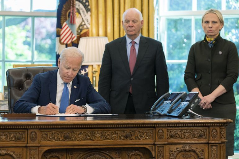 Biden firma ley de préstamo y arriendo para Ucrania