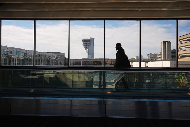 Un viajero camina frente a una torre de control el 5 de noviembre de 2025, en el Aeropuerto Internacional de Filadelfia. (AP Foto/Matt Rourke)