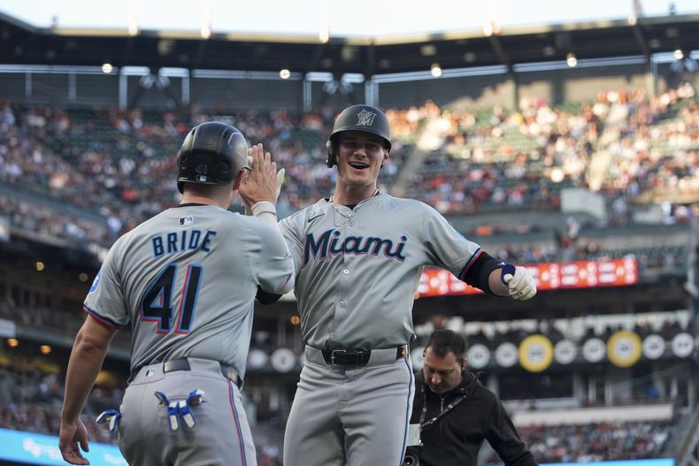 Griffin Conine, de los Marlins de Miami, festeja con Jonah Bride, luego de batear su primer jonrón en las mayores, el sábado 31 de agosto de 2024, ante los Gigantes de San Francisco (AP Photo/Godofredo A. Vásquez)