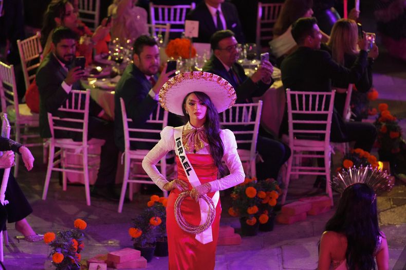 Miss Israel Ofir Korsia participa en La Gala de las Catrinas para celebrar el Día de Muertos a días de la 73a edición de Miss Universo en la Ciudad de México el 1 de noviembre de 2024. (Foto AP/Eduardo Verdugo)