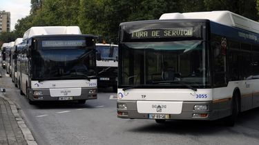 americateve | Autobuses de la red p&uacute;blica de transporte STCP llegan a un dep&oacute;sito municipal para una huelga de ocho horas con el cartel "fuera de servicio" en Oporto, Portugal, el jueves 7 de noviembre del 2013. (Foto AP/Paulo Duarte)