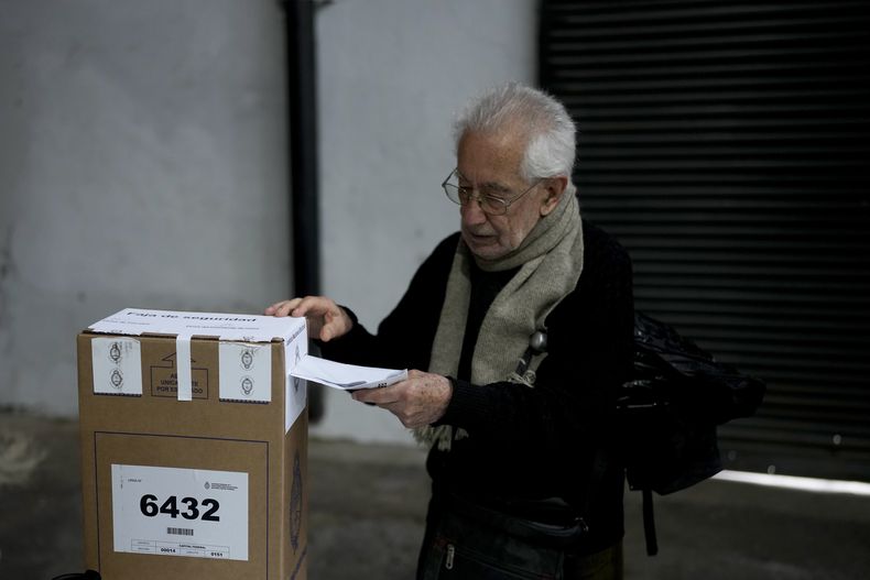 Un hombre emite su voto durante las elecciones generales en Buenos Aires, Argentina, el domingo 22 de octubre de 2023. (AP Foto/Mario De Fina)