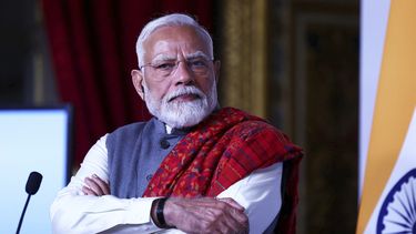 El primer ministro de India, Narendra Modi, escucha durante la sesión de clausura del Foro Económico Franco-Indio en el Quai dOrsay, al margen de la Cumbre de Acción sobre la Inteligencia Artificial en París, el martes 11 de febrero de 2025. (Abdul Saboor, Pool Foto vía AP)