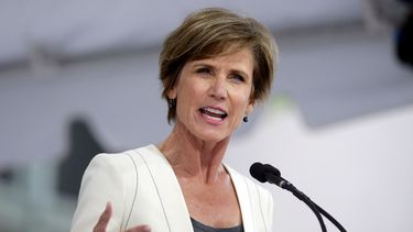 ARCHIVO - La subsecretaria de Justicia de EEUU, Sally Yates, habla en la Universidad de Harvard, en Cambridge, Massachusetts, el 24 de mayo de 2017. (Foto AP/Steven Senne, Archivo)
