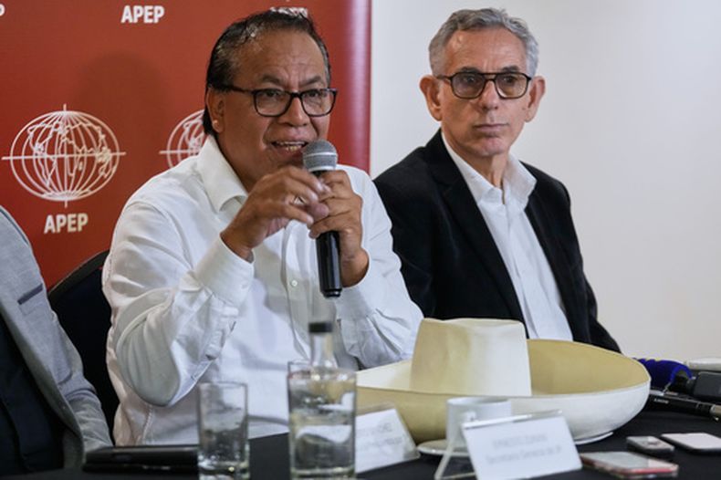 El candidato presidencial nacionalista Roberto Sánchez, del partido Juntos por el Perú (a la izquierda), ofrece una rueda de prensa a medios extranjeros junto a su asesor Pedro Francke en Lima, Perú, el viernes 5 de junio de 2026. (Foto AP/Martín Mejía)