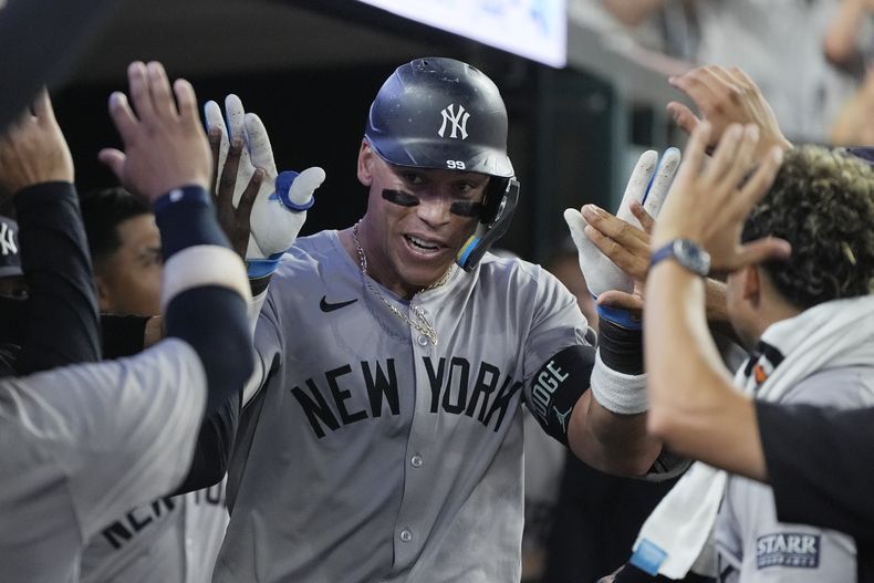 Aaron Judge, de los Yankees de Nueva York, festeja en la cueva tras batear un jonrón ante los Tigres de Detroit, el viernes 16 de agosto de 2024 (AP Foto/Carlos Osorio)