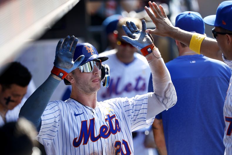 Pete Alonso de los Mets de Nueva York celebra en el dugout tras conectar un jonrón en la séptima entrada ante los Marineros de Seattle el domingo 3 de septiembre del 2023. (AP Foto/Noah K. Murray)