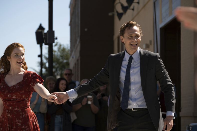 Esta imagen publicada por Neon muestra a Annalise Basso, a la izquierda, y Tom Hiddleston en una escena de The Life of Chuck. (Neon vía AP)