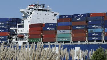 Déficit comercial de EEUU baja a 42.400 millones de dólares