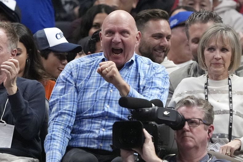 El dueño de los Clippers de Los Ángeles Clippers Steve Ballmer (centro) durante el segundo tiempo del partido contra los Suns de Phoenix, el lunes 8 de enero de 2024. (AP Foto/Mark J. Terrill)
