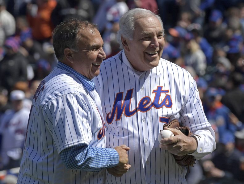 ARCHIVO - Foto del 4 de abril del 2019, Ed Kranepool posa para una foto con Gil Hodges Jr., hijo del mánager de los Mets Gil Hodges, después del primer lanzamiento en el juego ante los Nacionales. El lunes 9 de septiembre del 2024, anuncian que Kranepool falleció a los 79 años. (AP Foto/Bill Kostroun, Archivo)