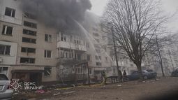 En esta foto proporcionada por el Servicio Ucraniano de Emergencias, bomberos apagan un incendio tras un ataque ruso en Sumy, Ucrania, el martes 25 de marzo de 2025 (Servicio Ucraniano de Emergencias via AP)
