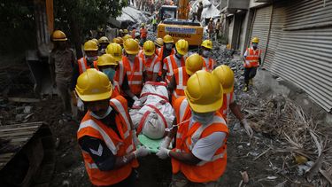 americateve | Rescatistas llevan el cuerpo de un trabajador extra&iacute;do entre los escombros de un edificio que se derrumb&oacute; el s&aacute;bado pasado durante lluvias intensas en Chennai, India, 30 de junio de 2014. (AP Foto/Arun Sankar K)