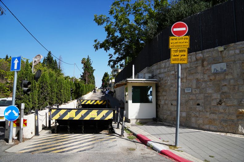 Las fuertes medidas de seguridad en torno al consulado británico en Jerusalén, el 8 de octubre del 2026. (AP foto/Mahmoud Illean)
