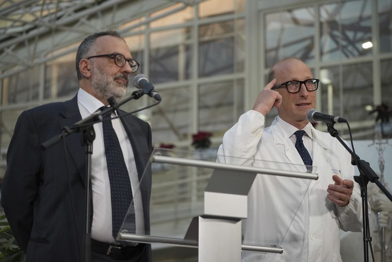 El cirujano Sergio Alfieri, derecha, y el médico personal del papa Francisco, Luigi Carboni, hablan con periodistas, el viernes 21 de febrero de 2025, en la entrada de la Policlínica Agostino Gemelli en Roma, donde el pontífice recibe tratamiento para su neumonía. (AP Foto/Alessandra Tarantino)