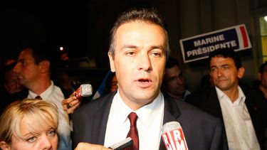 americateve | Laurent Lopez, del Frente Nacional, un partido de extrema derecha de Francia, celebra su triunfo en la segunda vuelta electoral en Brignoles, Francia, el domingo 13 de octubre de 2013. (Fppt AP/Claude Paris)