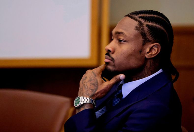 Stefon Diggs sentado en la mesa de la defensa antes de la selección de jurado para su juicio e Dedham, Massachusetts el lunes 4 de mayo del 2026. (Pat Greenhouse/The Boston Globe via AP, Pool)