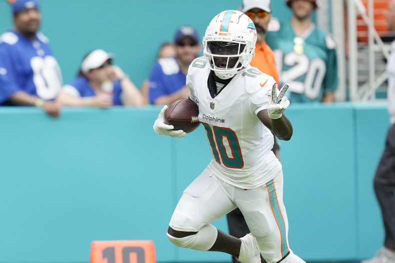 El wide receiver de los Dolphins de Miami Tyreek Hill (10) se dirige a la zona de anotación en la segunda mitad del partido ante los Giants de Nueva York, el domingo 8 de octubre de 2023, en Miami Gardens, Florida. (AP Foto/Rebecca Blackwell)