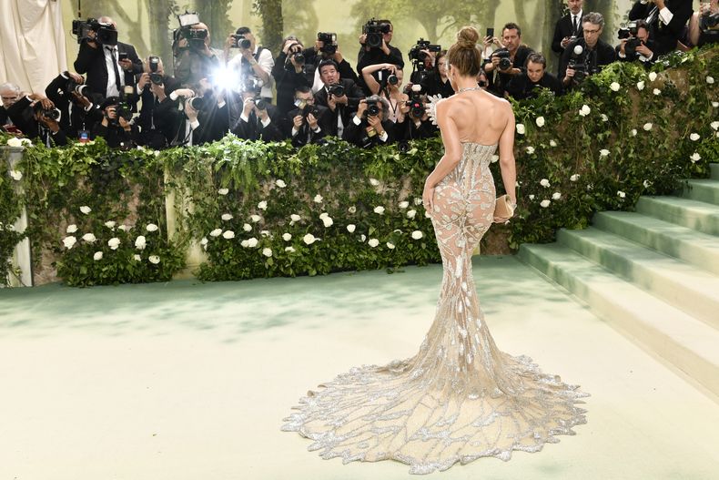 Jennifer Lopez llega a la gala benéfica del Instituto del Vestido del Museo Metropolitano de Arte para celebrar la inauguración de la exposición Sleeping Beauties: Reawakening Fashion el lunes 6 de mayo de 2024, en Nueva York. (Foto Evan Agostini/Invision/AP)
