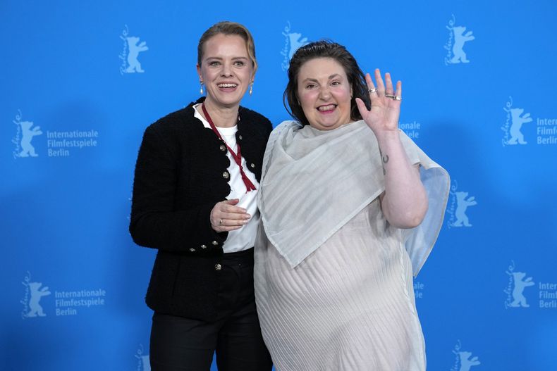 La directora alemana Julia von Heinz, izquierda, y la actriz, guionista y directora estadounidense Lena Dunham posan en una sesión de la película Treasure en el Festival Internacional de Cine de Berlín en Berlín, el sábado 17 de febrero de 2024. (Foto AP/Ebrahim Noroozi)