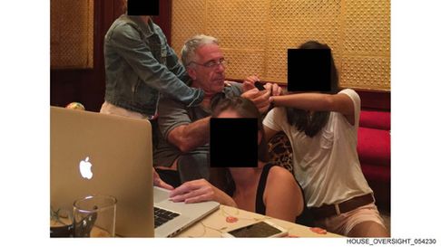 Esta foto censurada sin fecha, publicada por legisladores demócratas de la Comisión de Supervisión de la Cámara de Representantes el jueves 18 de diciembre de 2025, muestra a Jeffrey Epstein. (Comisión de Supervisión de la Cámara de Representantes a través de AP)