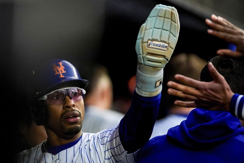 El campocorto puertorriqueño de los Mets de Nueva York Francisco Lindor le da los cinco a sus compañeros tras anotar una carrera en el juego ante los Cachorros de Chicago del martes 30 de abril del 2024. (AP Foto/Julia Nikhinson)