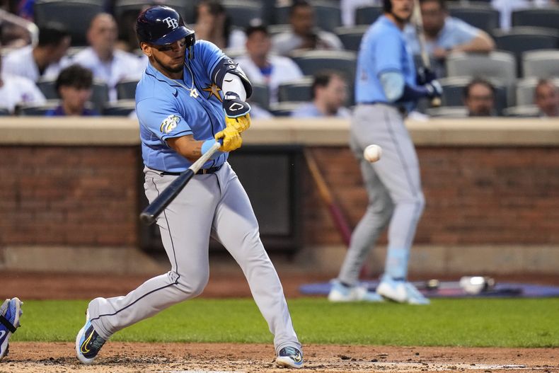 El mexicano Isaac Paredes, de los Rays de Tampa Bay, conecta un jonrón de tres carreras en la tercera entrada del partido ante los Mets de Nueva York, el martes 16 de mayo de 2023, en Nueva York. (AP Foto/Frank Franklin II)