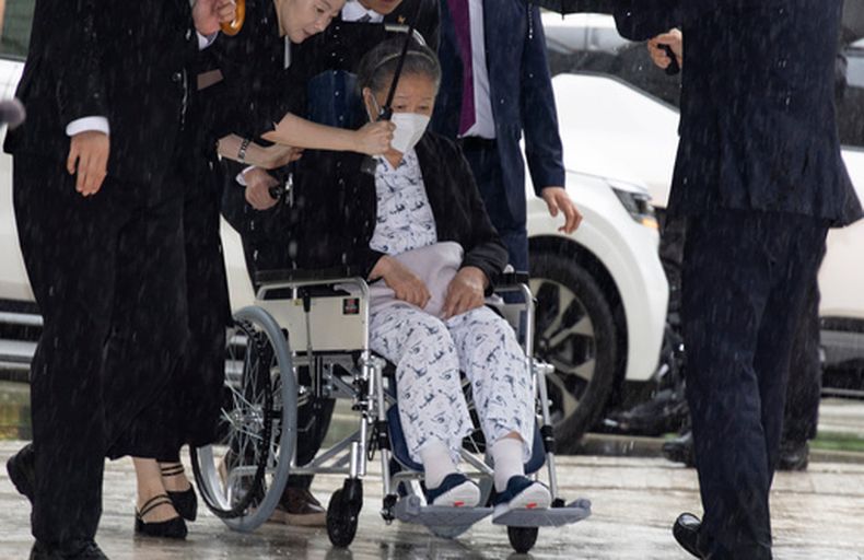 Hak Ja Han, en silla de ruedas, líder de la Iglesia de Unificación, llega al tribunal en Seúl, el 31 de agosto del 2026. (Jeon Heon-kyun/Pool Photo via AP)