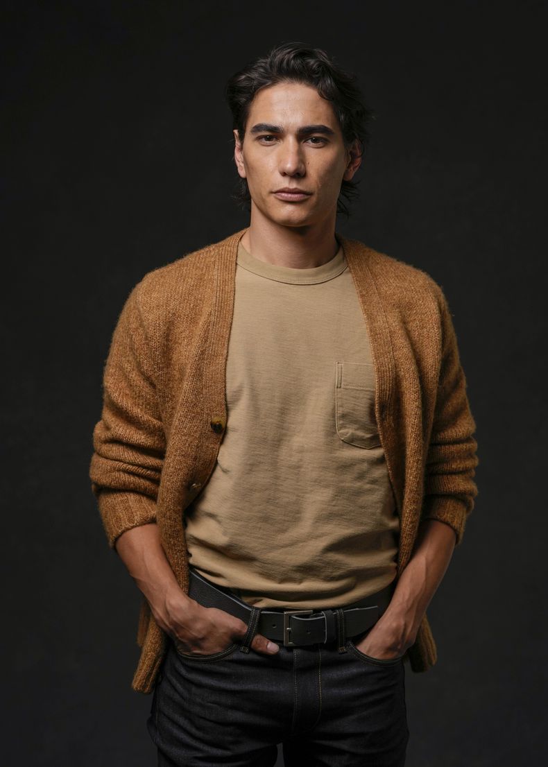 El actor Enzo Vogrincic posa para un retrato para promover la película La sociedad de la nieve el viernes 27 de octubre de 2023, en Los Ángeles. (Foto AP/Ashley Landis)