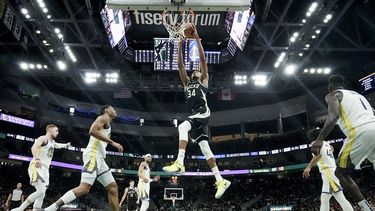 Con 30 puntos de Antetokounmpo, Bucks supera a los Warriors