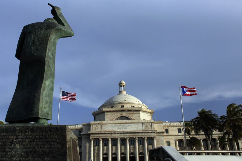Estatua de bronce de San Juan Bautista frente al edificio del Capitolio en San Juan, Puerto Rico, el 30 de septiembre de 2016. (AP Foto/Ricardo Arduengo, Archivo)