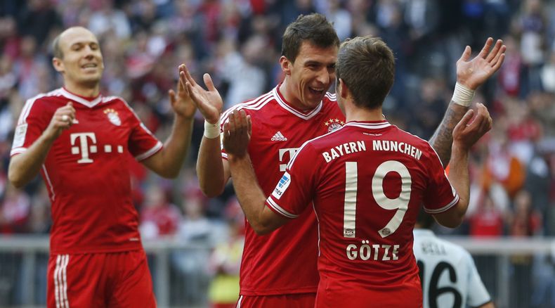 El croata Mario Mandzukic, al centro, de Bayern, celebra con su compa&ntilde;ero Mario Goetze tras anotar el tercer gol de su equipo en un partido de la Bundesliga contra Mainz el s&aacute;bado, 19 de octubre del 2013. (Foto AP/Matthias Schrader)