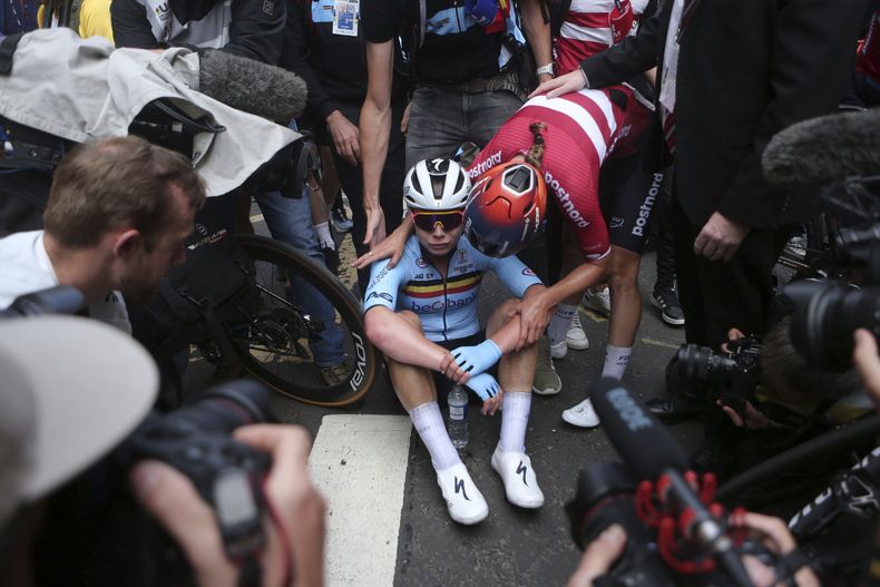 La belga Lotte Kopecky se siente tras ganar la carrera de ruta del Mundial de ciclismo, el domingo 13 de agosto de 2023, en Glasgow. (Will Matthews/PA vía AP)