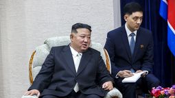 En esta fotografía tomada y publicada por la oficina de prensa del gobierno de la región del krai de Primorie, el gobernante de Corea del Norte, Kim Jong Un, platica con el ministro de Recursos Naturales de Rusia, Alexander Kozlov, quien no aparece en la fotografía, el martes 12 de septiembre de 2023, tras cruzar la frontera hacia Rusia en Jasán, a unos 127 kilómetros (79 millas) al sur de Vladivostok, Rusia. ( Oficina de prensa del gobierno de la región de Krai de Primorie vía AP)