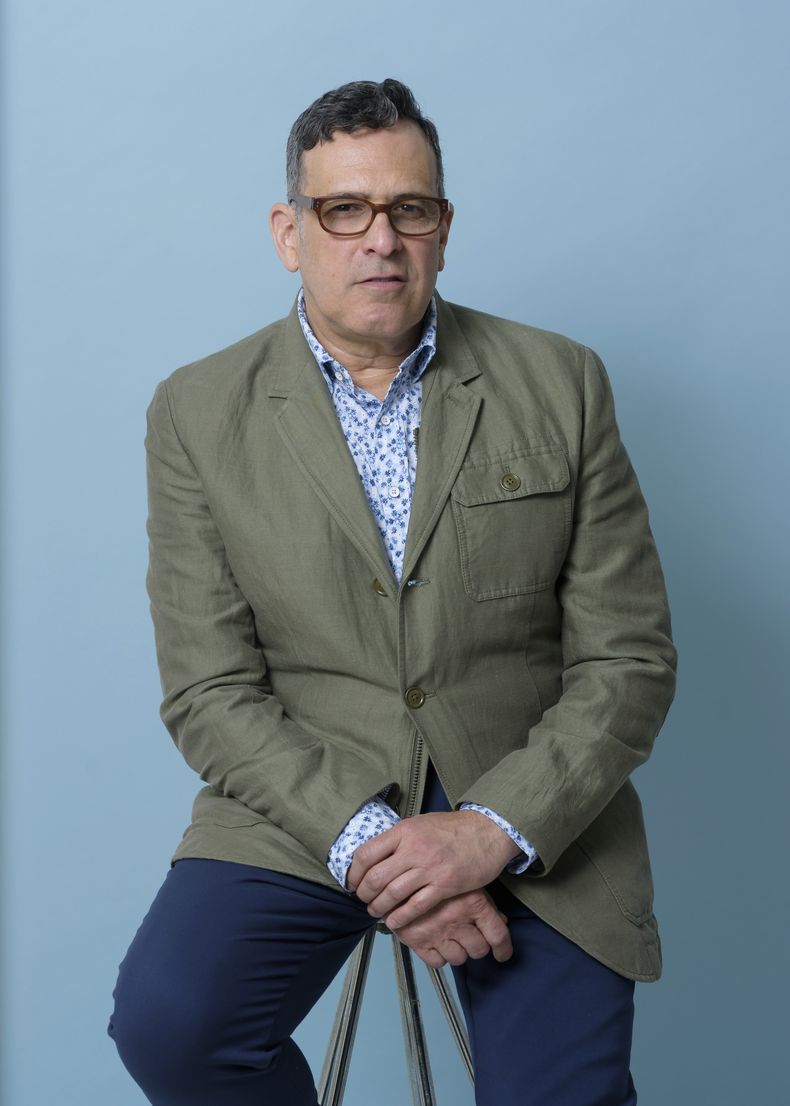 Michael Selditch posa para un retrato el miércoles 7 de junio de 2023 en Nueva York para promover Happy Clothes: A Film About Patricia Field que se estrenó en el Festival de Cine de Tribeca. (Foto Christopher Smith/Invision/AP)