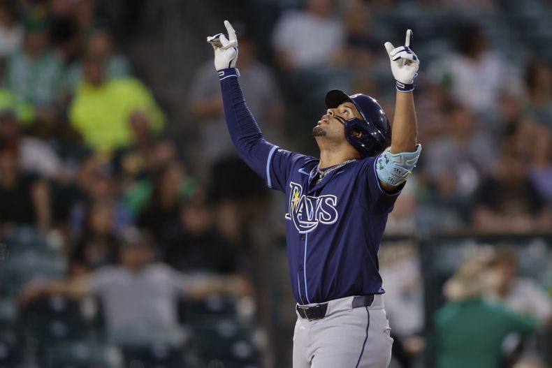 Christopher Morel de los Rays de Tampa Bay celebra su jonrón de una carrera en la cuarta entrada ante los Atléticos el lunes 11 de agosto del 2025. (AP Foto/Sergio Estrada)