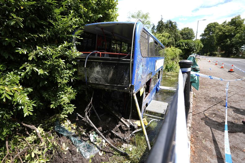 Un autobús de dos pisos que transportaba estudiantes de secundaria se salió de la carretera y se precipitó a un río en Eastleigh, Inglaterra, el jueves 26 de junio de 2025. (Andrew Matthews/PA vía AP)